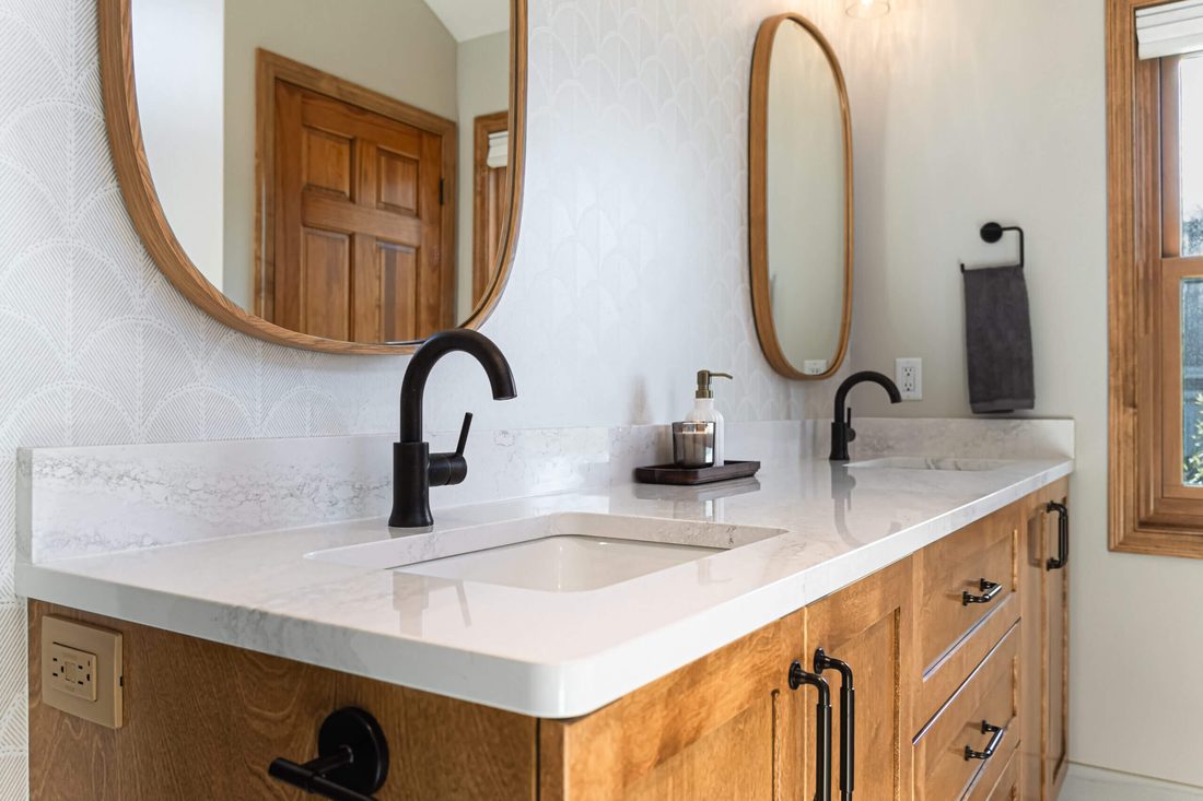 Double vanity with quartz top